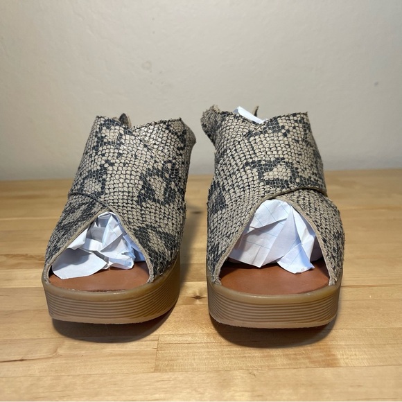 Famolare Cross Your Heart Platform Sandals Snake embossed leather. - Picture 3 of 12